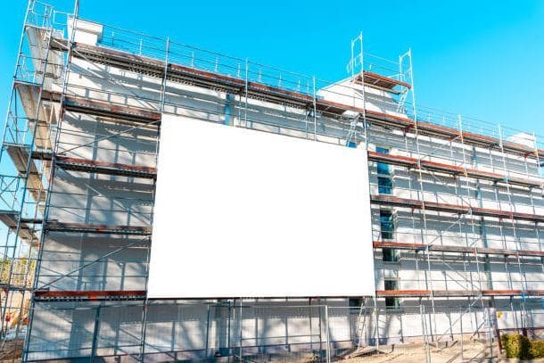 Andamio cubierto con una lona publicitaria homologada de gran formato en fachada