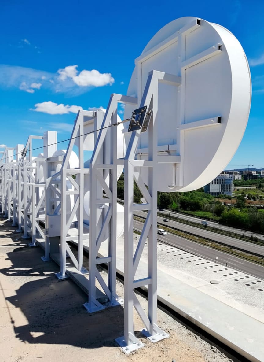 Estructura metálica instalada en coronación para soportar un rótulo publicitario en Madrid