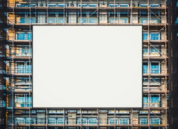 Montaje seguro de una lona publicitaria sobre andamio con todas las garantías técnicas