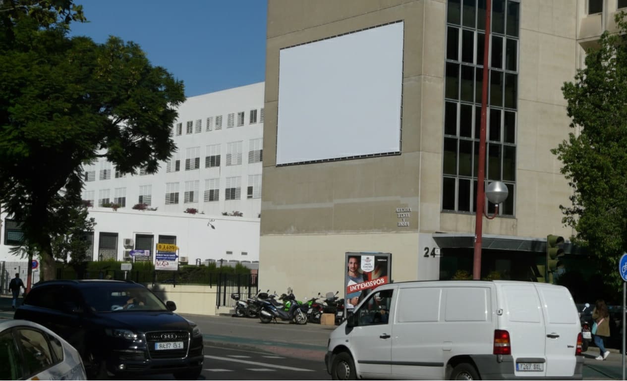 Lona publicitaria instalada en medianera utilizada para financiar obras en un edificio de Madrid