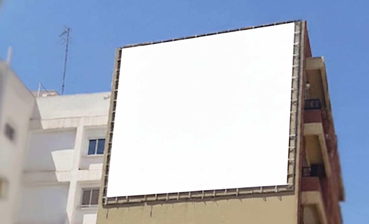 Publicidad en lona instalada en la medianera de un edificio del Barrio Salamanca en Madrid