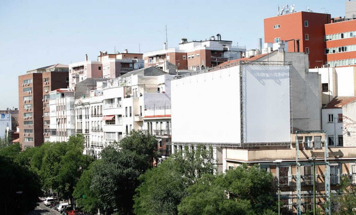 Lona publicitaria colocada en una medianera aprovechando trabajos de rehabilitación en Madrid