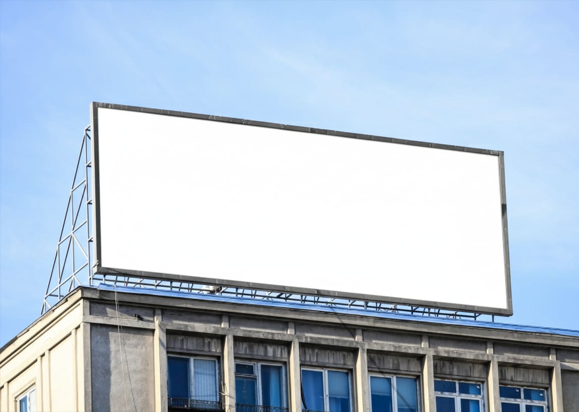 Rótulo instalado en la coronación de un edificio en Madrid con estructura publicitaria profesional